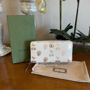 NIB GUCCI GG Marmont Leather Berry Cherry Strawberry White Long Zip Wallet